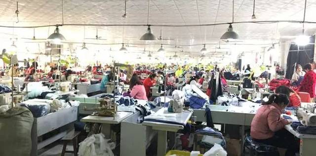 淮陰區袁集服裝廠生產旺季,吳靜、倪春曉一行人怎樣讓一車間的員工都做了這樣一件事?