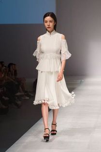 青年服裝設(shè)計(jì)師宋寶萍作品首登母校秀場(chǎng) 廣受好評(píng)